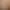 Chambre avec un lit double, des lampes de chevet, une baignoire visible à travers une porte ouverte et des serviettes pliées sur le lit